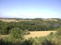 Bild vergrößern: Von der Vorsperre Pirk aus bietet sich ein eindrucksvolles Panorama in die flachwellige Mittelgebirgswelt des Vogtlands mit seinen Wald-, Feld-, Weide- und Wasserflächen sowie deren Uferbereichen.