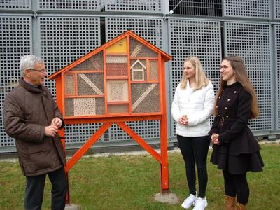 Bild vergrößern: Landrat Rolf Keil eröffnet Ende März 2022 das frisch gebaute Insektenhotel am Parkhaus der Landkreisverwaltung in Plauen