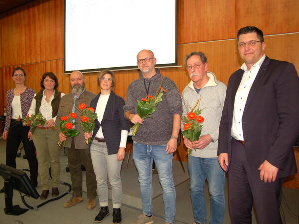 Übergabe von Blumen durch den Landrat Hennig (rechts) und Fr. Dr. Heuck (links).