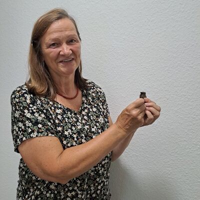 Ehrenamtliche Fledermausexpertin Sonja Fischer mit Fledermaus.