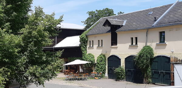 Bild vergrößern: Blick auf den Hof und die Gebäude des Pfaffengutes in Plauen.